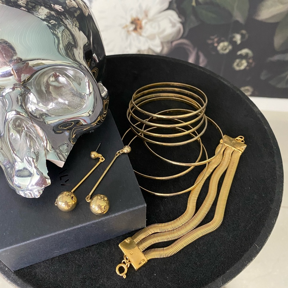 Costume - 9 bracelets and a set of earrings